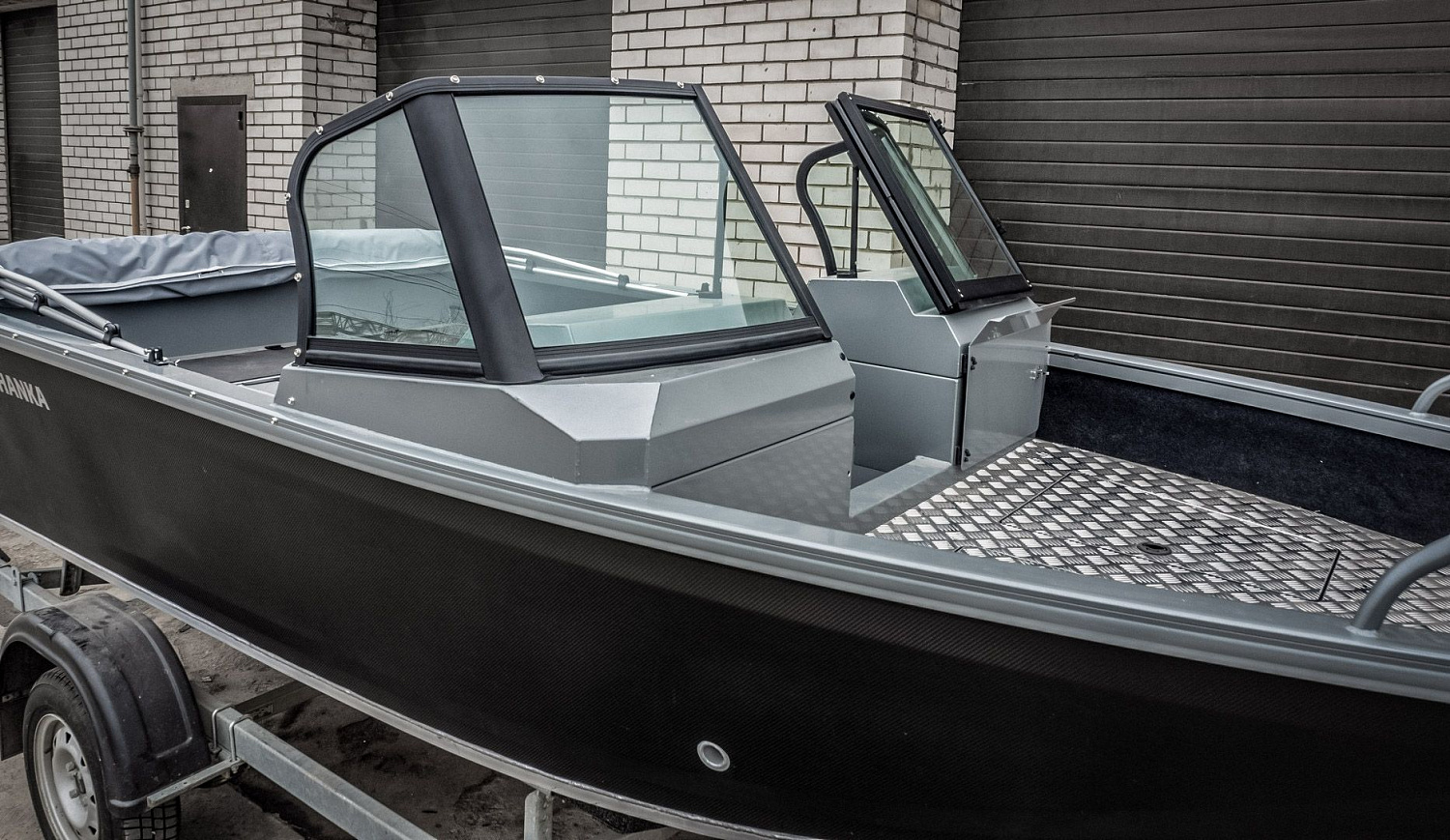 (2019) Волжанка 46 Фиш Ветровое стекло Auto с боковиной Фиш, Ходовой и транспортировочный тент